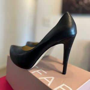 BCBG PUMPS